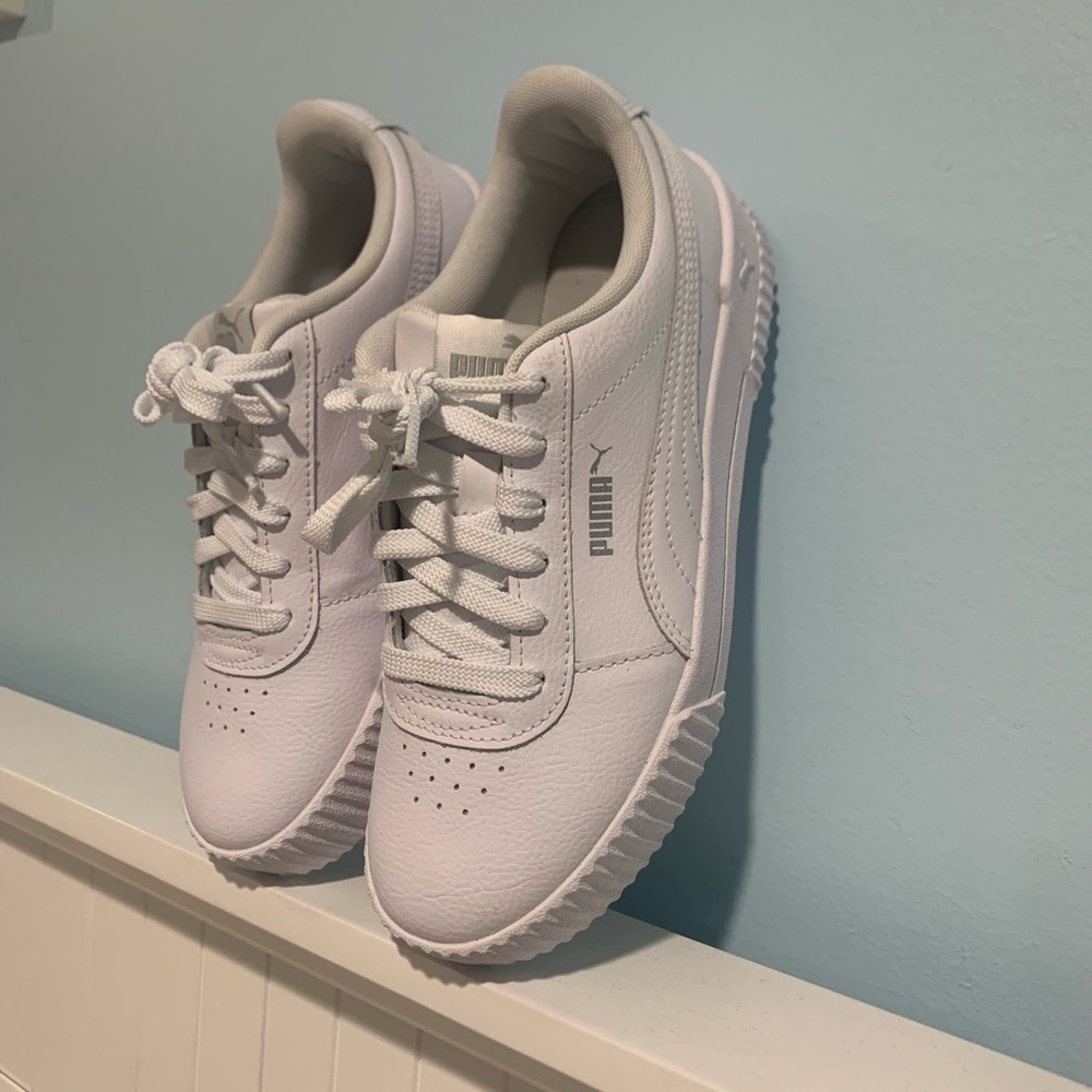 Womens white Puma sneakers like new, worn once. Size 6.5